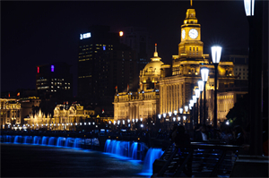 绚烂灯光照亮夜空，上海后花园应时而动的夜晚！